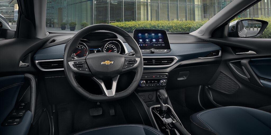 Chevrolet Tracker 2025 con aire acondicionado automático de una zona con controles electrónicos