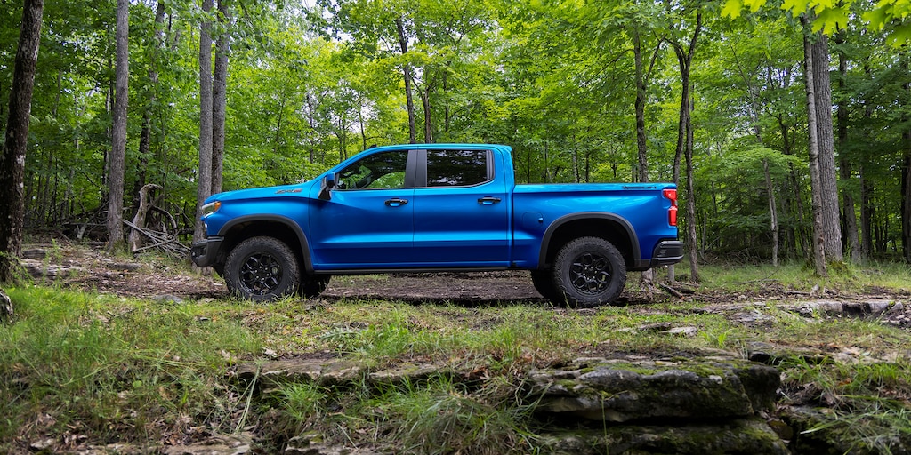 Vista lateral externa - Chevrolet Cheyenne ZR2 BISON 2025, camioneta pickup con capacidades Off-Road